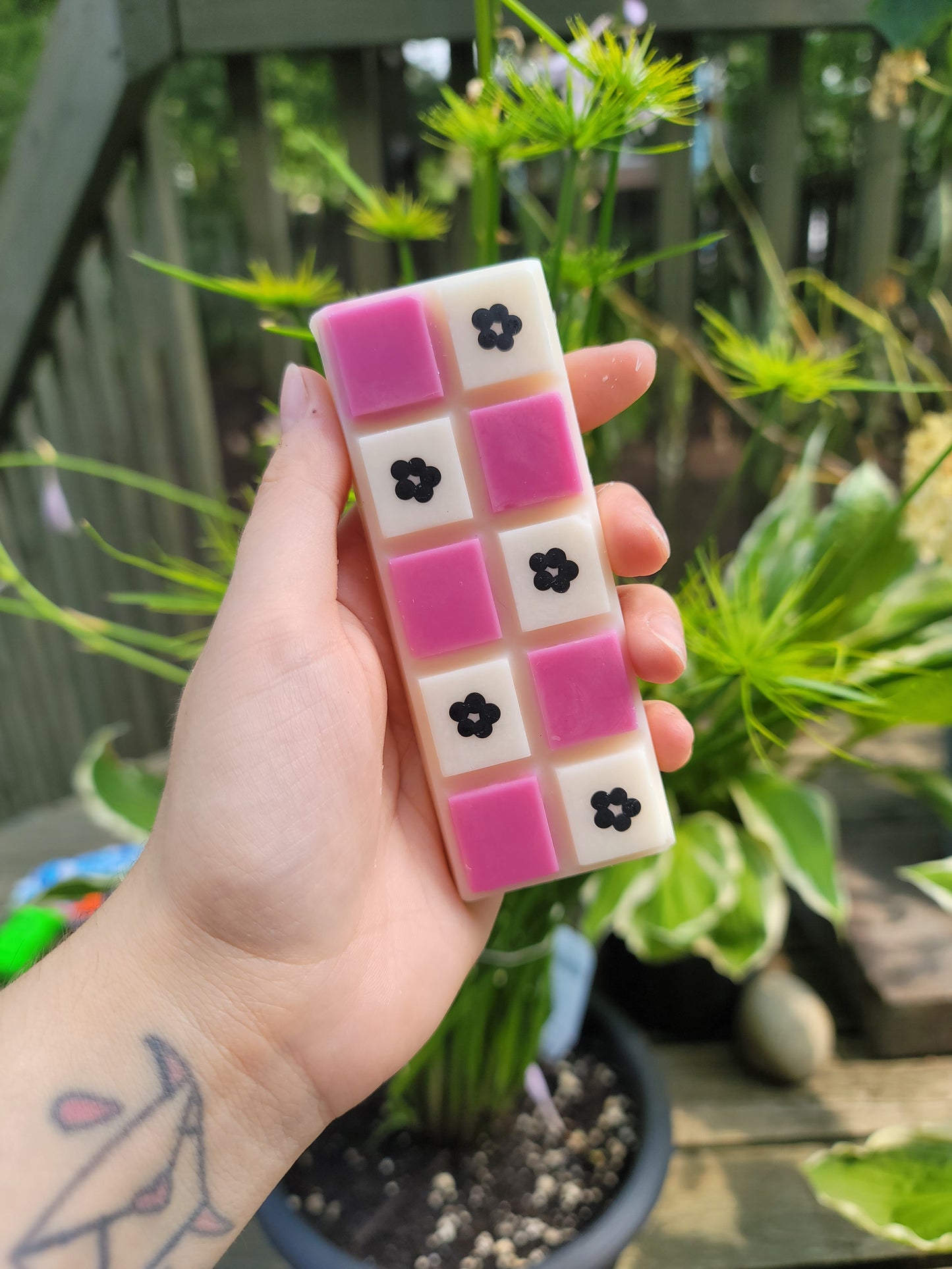 barre de cire de soja rose avec fleur peintes à la main au parfum de jasmin et rose