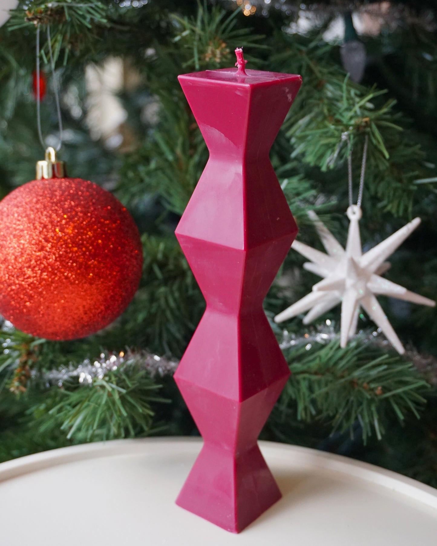 bougie décorative pilier géométrique style mid-century rose foncé