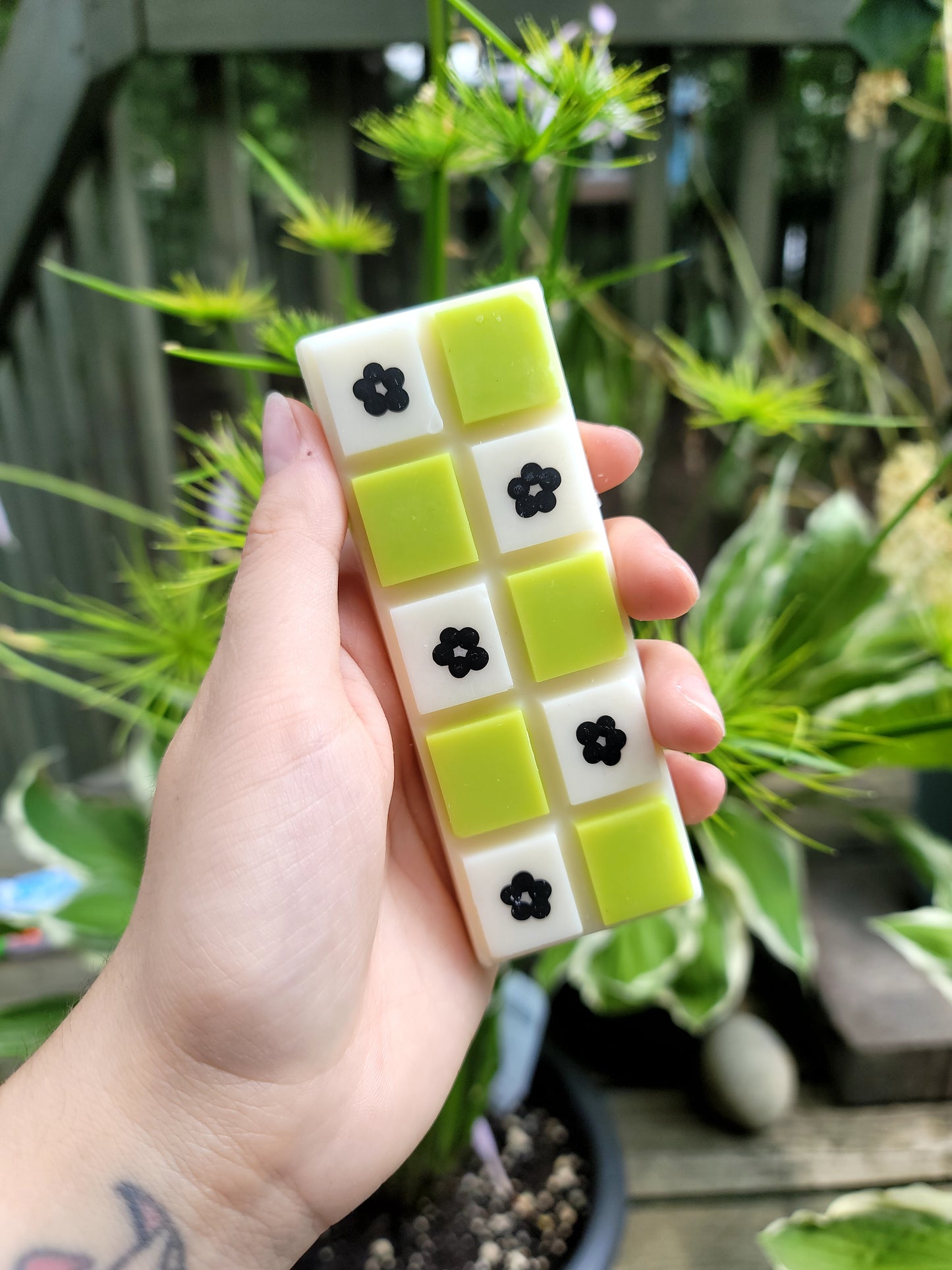 barre de cire de soja vert lime avec fleur peintes à la main au parfum de Gardénia et teck