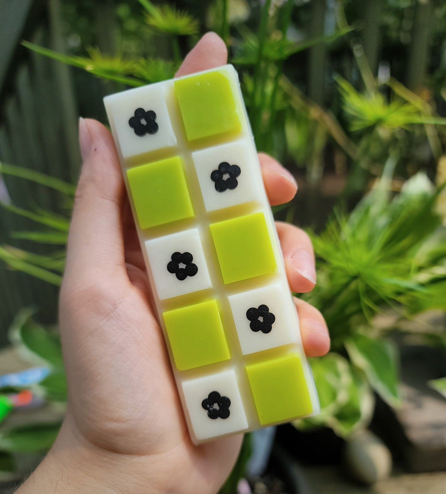 barre de cire de soja vert lime avec fleur peintes à la main au parfum de Gardénia et teck