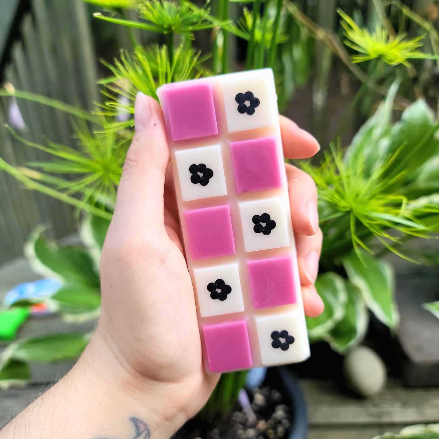 barre de cire de soja rose avec fleur peintes à la main au parfum de jasmin et rose